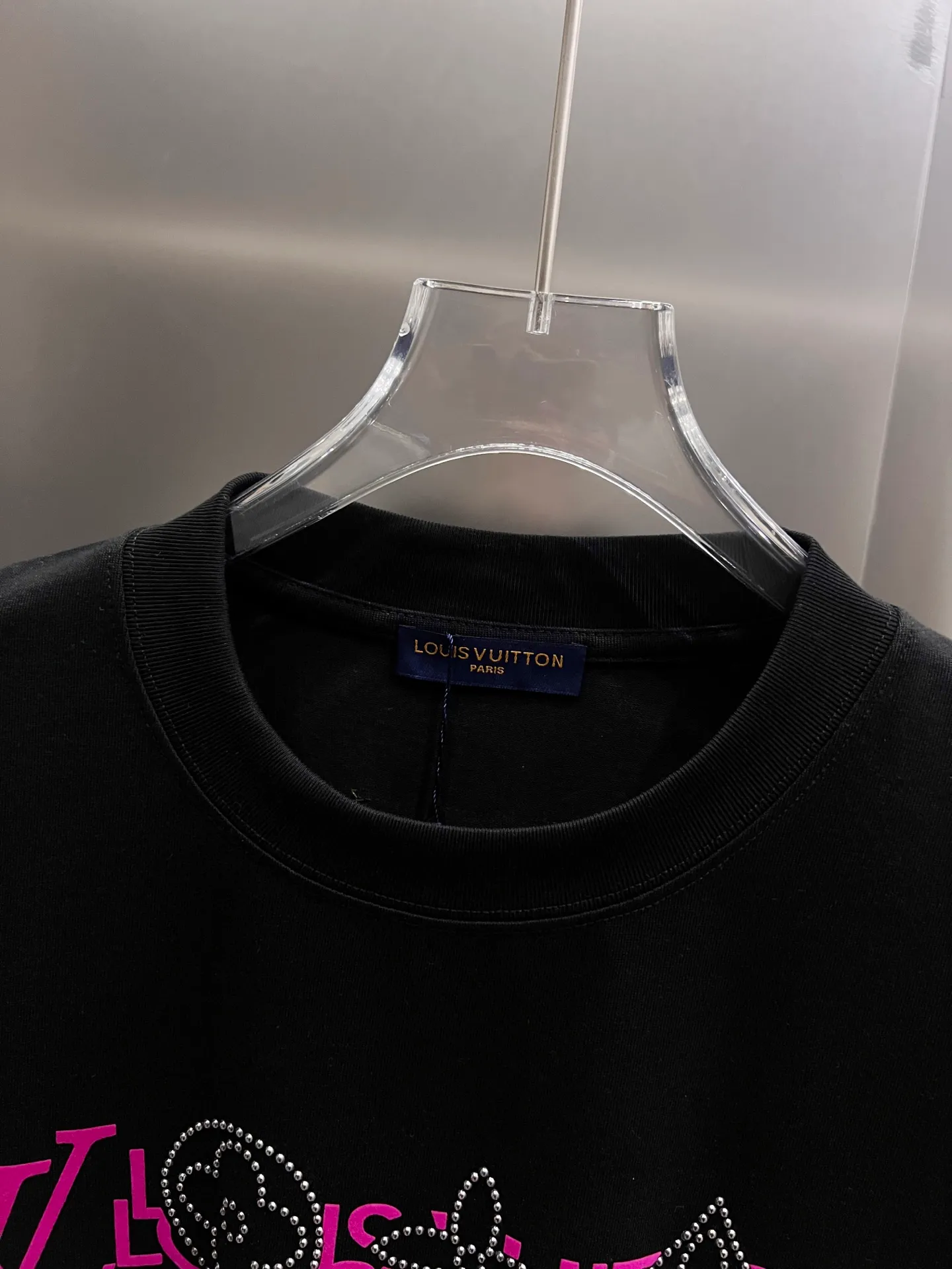 🅿️190 1v Louis* 2025 autumn and winter new style, classic letter three-dimensional foam printing + hot silver pearl diamond craft design, high-end version! Highly breathable and comfortable, customized double yarn plain cotton fabric. Short-sleeved T-shirt. Same style for men and women. Sizes S M L XL XXL Five sizes black white